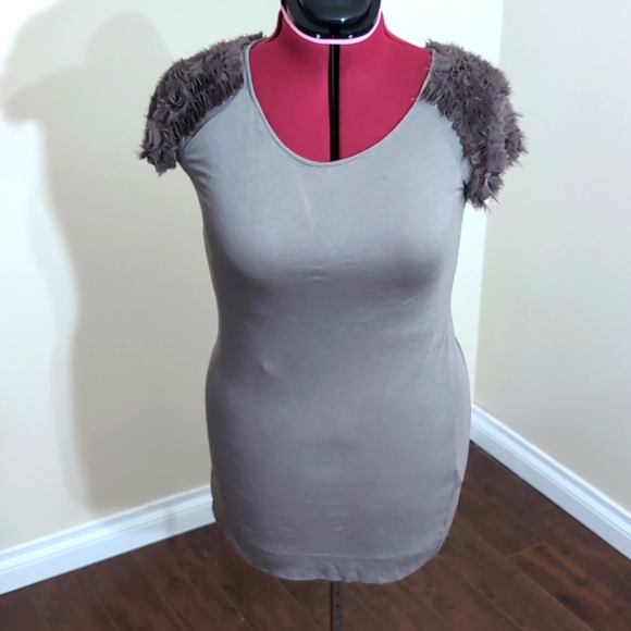 BCBGMAXAZRIA| Grey Stretch Short Sleeved T-shirt With Puffed Floral Design - Picture 1 of 12